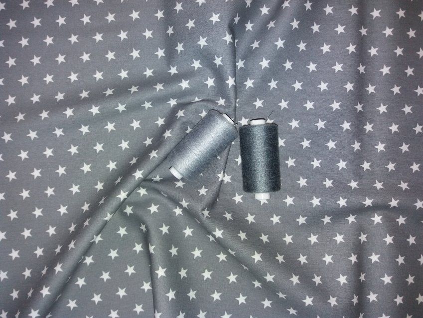 Tela de cotó gris amb estrelles