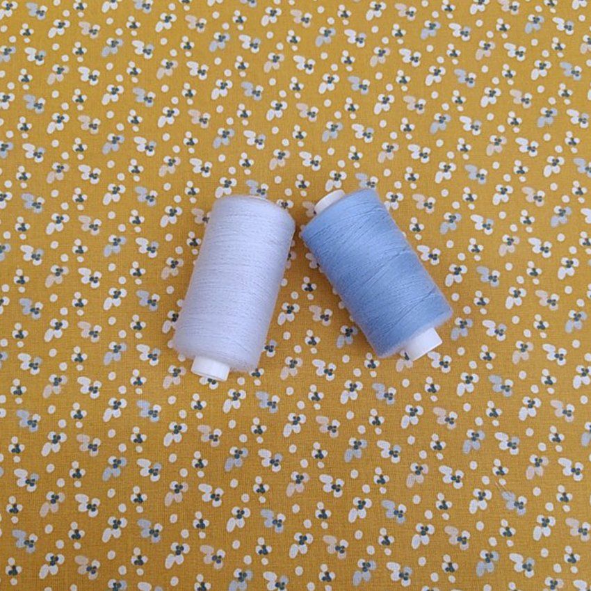 fl029 mostaza con flores blancas y azules a