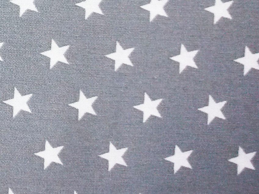 Tela de cotó gris amb estrelles, detalls