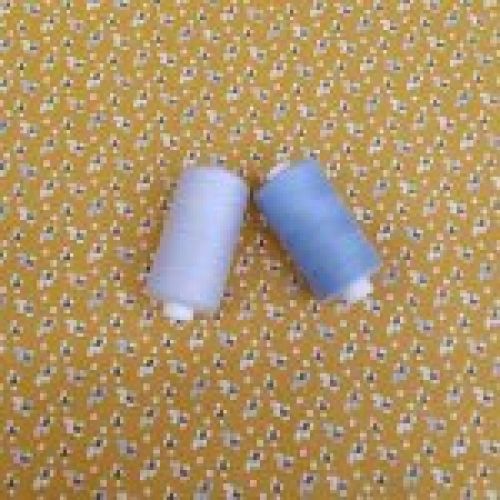fl029 mostaza con flores blancas y azules a