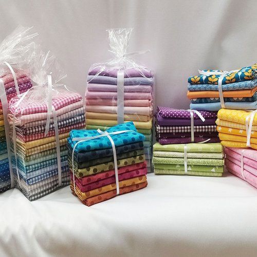 Para dar forma a cualquier proyecto de patchwork es necesario utilizar diferentes trozos de tela y combinarlos entre sí. Pero a veces son tan pequeños que no merece la pena comprar el tejido por metros. Por eso, en El Racó del Punt i el Patchwork te damos la oportunidad de comprar tus telas a partir de unidades de 25 cm.
Además, te ofrecemos packs de telas precortadas para patchwork, con variedad de tamaños y con colores y diseños combinados. Son perfectos para los trabajos de costura en los que necesitas emplear muchas telas diferentes y coordinarlas entre sí. Descúbrelo en nuestro catálogo online.